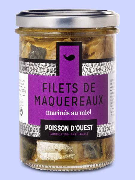 Makrelenfilets in Glas mit Essig und Honig, angerichtet auf Holzbrett mit Baguette